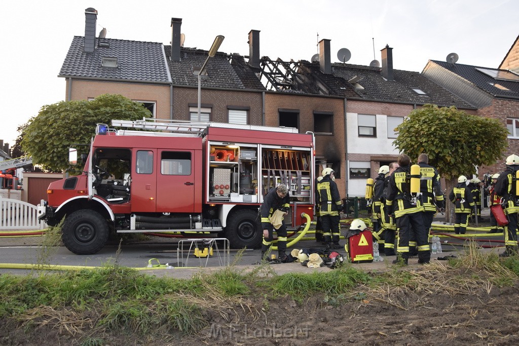 Feuer 2 Vollbrand Reihenhaus Roggendorf Berrischstr P150.JPG - Miklos Laubert